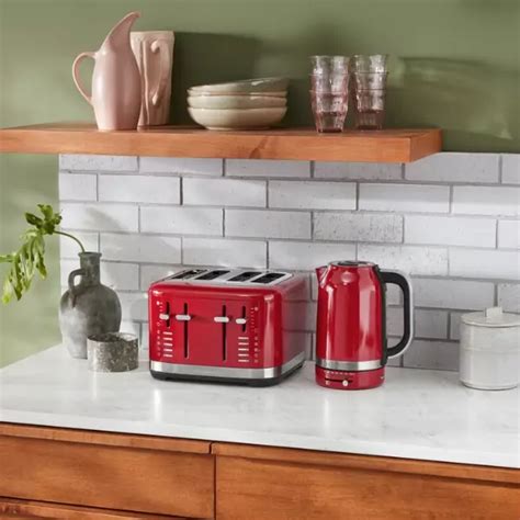 egy stílusos, vörös KitchenAid kenyérpirító a konyhapulton