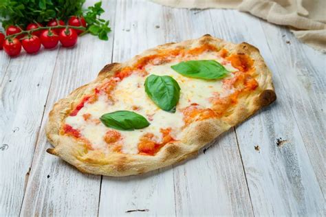 Pizzatészta hozzávalók elrendezve