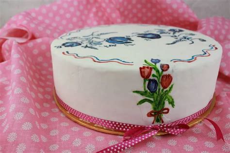 Kézzel díszített torta