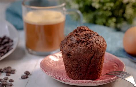 Csokis muffin egy csésze kávé mellett