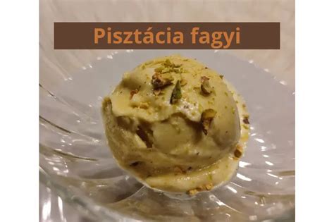 Zöld pisztáciás fagylalt gombóc tálban