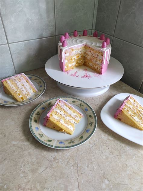több rétegű piskóta torta szelet