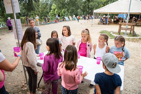 Családok ebédelnek a Grande Pizzeriában