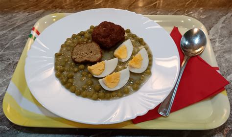 tálalt zöldborsófőzelék fasírttal