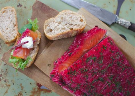 Ízlésesen tálalt, vékonyra szeletelt színes gravlax céklával
