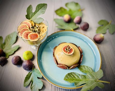 Friss bogyós gyümölcsökkel és Raffaellóval díszített elegáns panna cotta tart