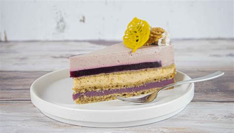 őszi szőlős torta dióval díszítve