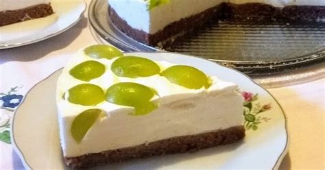 készre díszített szőlős torta
