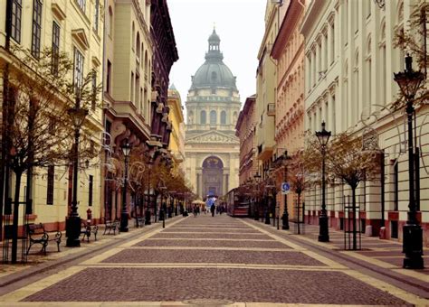 budapesti utcakép és klasszikus vendéglátóhelyek hangulata