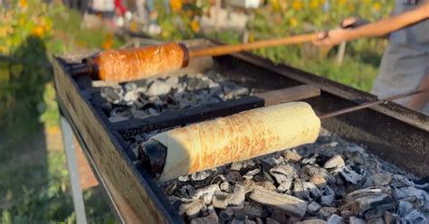 Kürtőskalács sütés közben, aranybarnára sülve