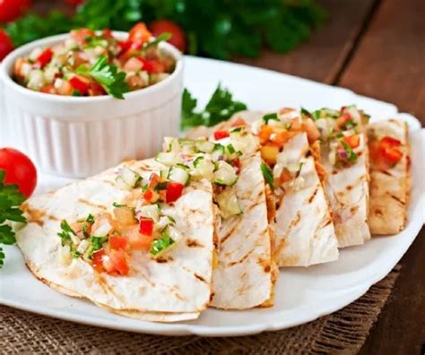 quesadilla kukoricával töltve, paradicsomos salsával