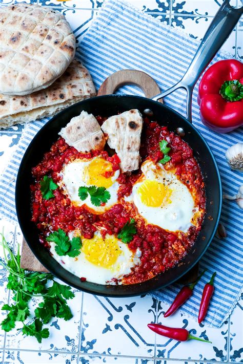Csicseriborsó shakshuka tálalva