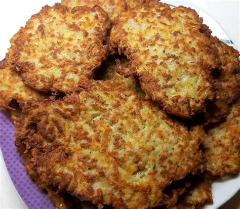 frissen sült, ropogós bundájú darált húsos szeletek tálalva