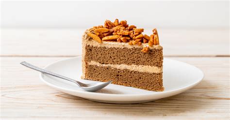 kávékrémes torta, tejszínhabbal és kávészemekkel díszítve