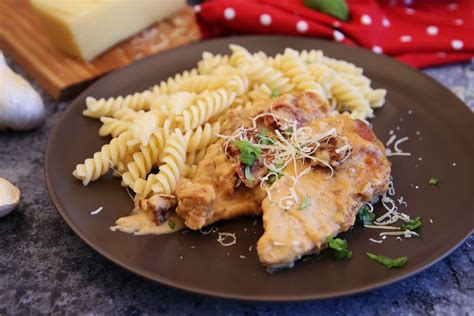 Különböző csirkemell fogások tálalva