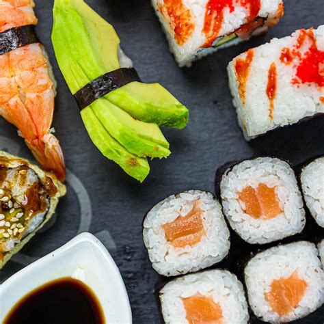 Különböző sushi tálak