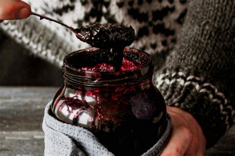 Befőttes üvegekbe töltött szilvalekvár