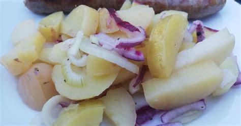 Burgonyasaláta lila hagymával és ecettel