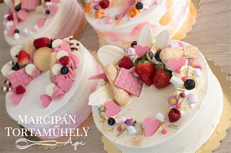 Különböző torták a Mónisütiben