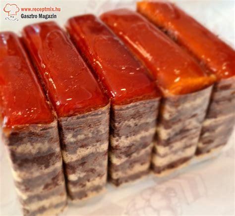Dobostorta szelet egy tányéron