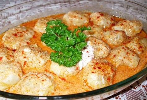 Hagyományos magyar húsos gombóc tálalás