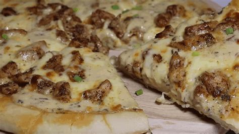 Tejfölös csirke pizza