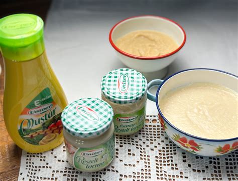 friss fűszerek, mustár és fokhagyma mozsárban összezúzva