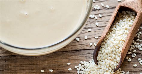 Tahini (szezámmagpaszta) egy kis tálban