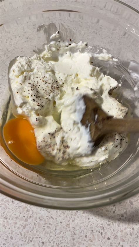 nyers hozzávalók: mák, kókuszreszelék, banán és tojás egy tálban