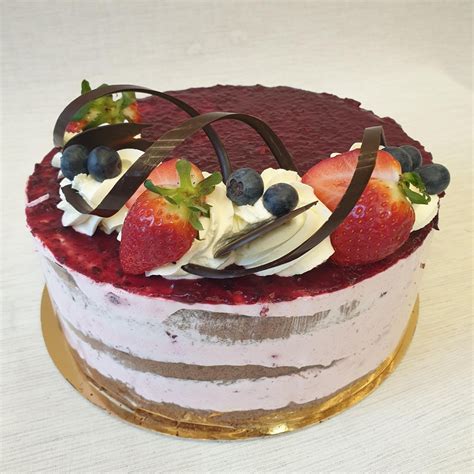 Erdei gyümölcsös torta a végső díszítéssel
