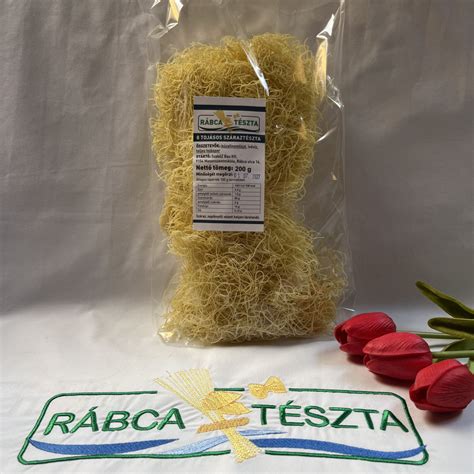 Cérnametélt béles szeletek tálalva