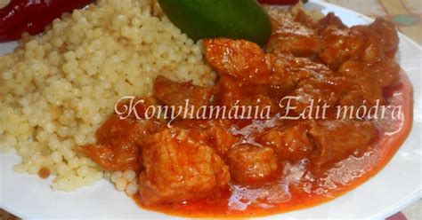 Tányérra tálalt sült lapocka körettel és szósszal