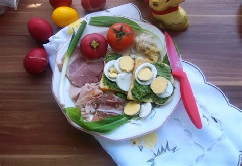 Húsvéti asztal sonkával, tojással és friss zöldségekkel