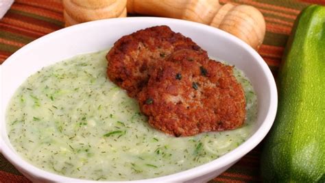 készülő cukkini főzelék