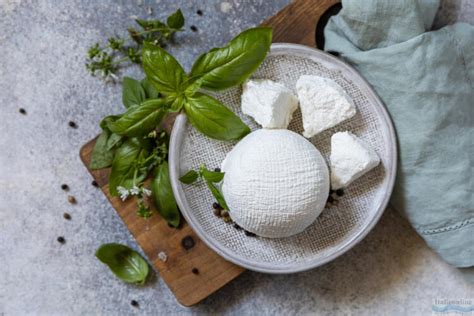Friss ricotta sajt egy tálban