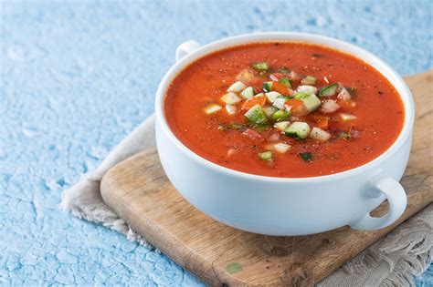 Hűsítő gazpacho tálban