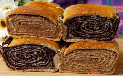 Szeletelt diós tekercs karácsonyi díszítéssel