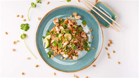 Pad Thai tálalása lime-mal és földimogyoróval