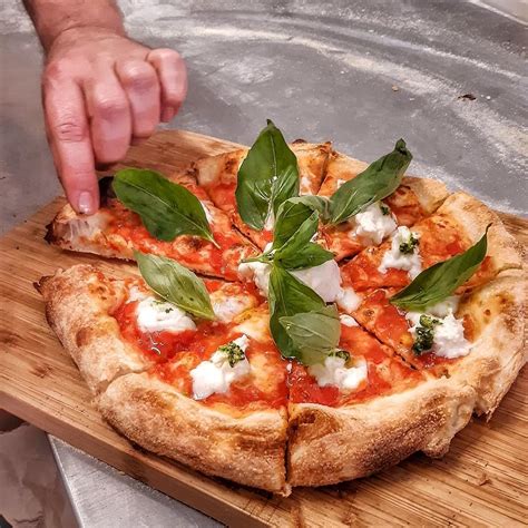 Különböző pizzafeltétek illusztrációja