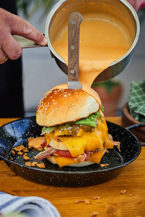 Hamburger sajtszósszal