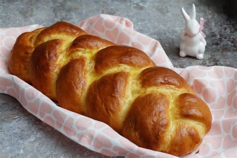 Húsvéti fonott kalács tojásokkal