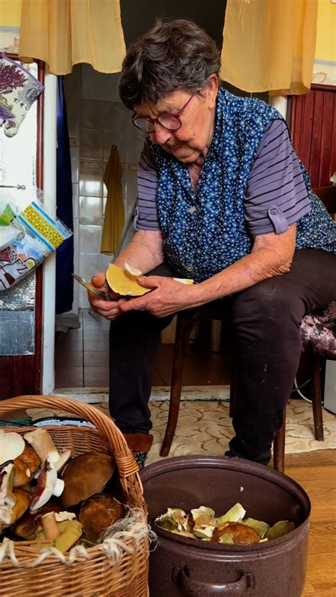 Friss gombák előkészítése és pirítása a serpenyőben