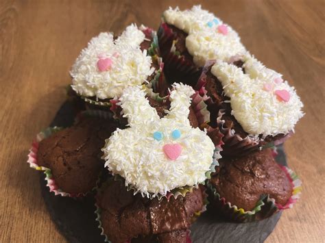 Különböző feltétekkel díszített muffinformás fasírtok