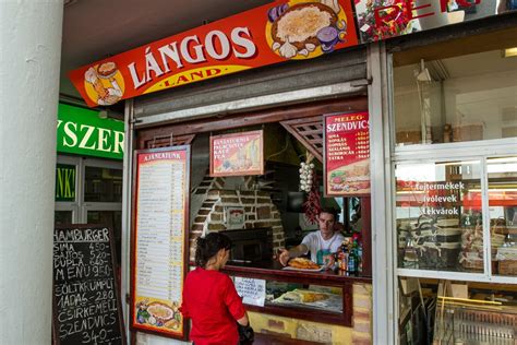 Lángos a Hold utcai piacon