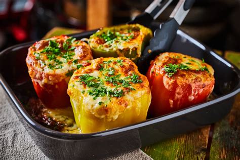 Többféle töltött paprika variáció egy elegáns tálaláson