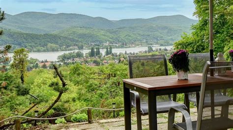 panorámás éttermi terasz a Dunakanyarban