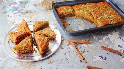 Hagyományos, aranyló színű baklava tálalva, pisztáciával megszórva