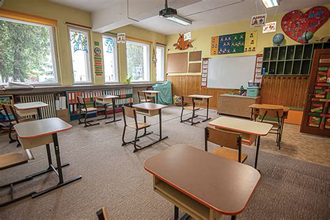 Az iskola épülete és a mindennapi oktatási környezet látképe