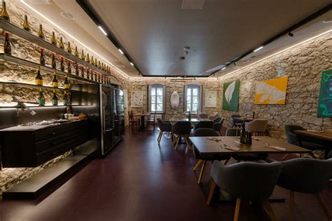 A Barka Galéria Hotel és Étterem épülete és környezete a Tokaji borvidéken