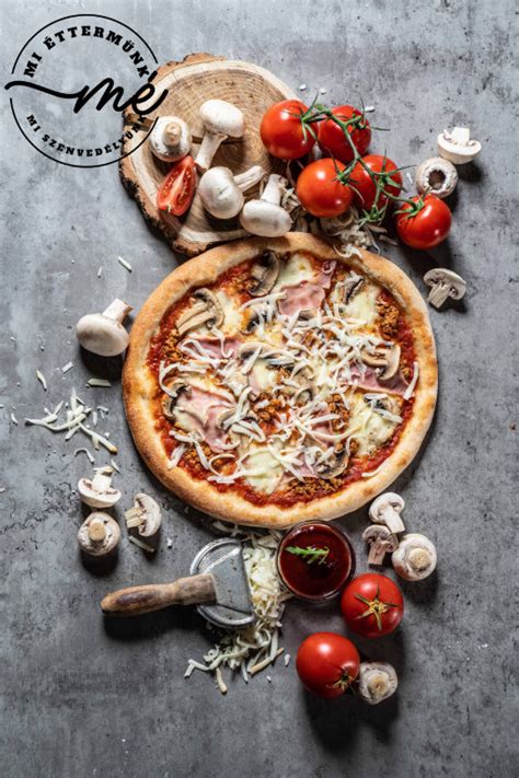 Különféle magyaros frissensültek és olaszos pizzák egy terített asztalon